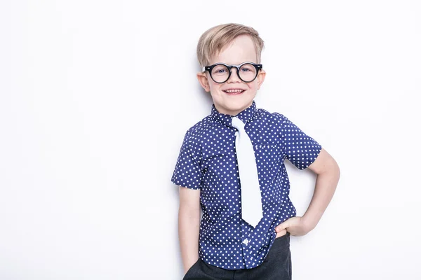 Kleines entzückendes Kind mit Krawatte und Brille. Schule. Vorschule. Mode. Studioporträt isoliert über weißem Hintergrund — Stockfoto