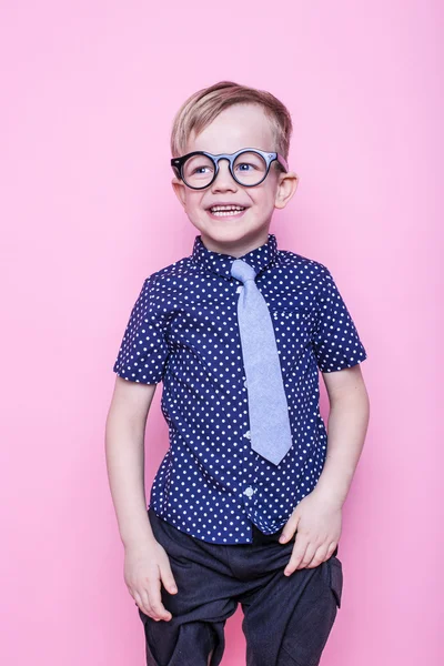 Kleines entzückendes Kind mit Krawatte und Brille. Schule. Vorschule. Mode. Studioporträt über rosa Hintergrund — Stockfoto