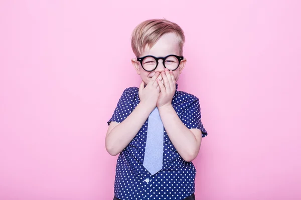 Ragazzino adorabile in cravatta e occhiali. A scuola. All'asilo. Moda. Studio ritratto su sfondo rosa — Foto Stock