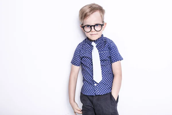 Retrato de un niño pequeño con gafas y corbata graciosas. En la escuela. Preescolar. Moda. Retrato de estudio aislado sobre fondo blanco — Foto de Stock