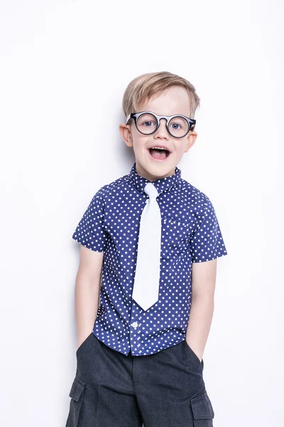 Porträt eines kleinen Jungen mit lustiger Brille und Krawatte. Schule. Vorschule. Mode. Studioporträt isoliert über weißem Hintergrund — Stockfoto