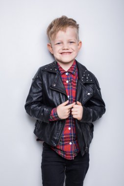 Moda çocuk deri ceketli. Stüdyo portre beyaz arka plan üzerinde 