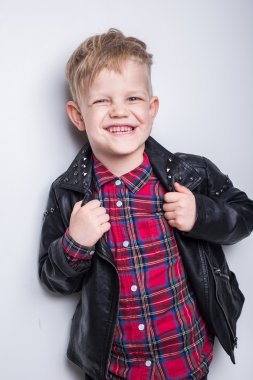 Moda çocuk deri ceketli. Stüdyo portre beyaz arka plan üzerinde 