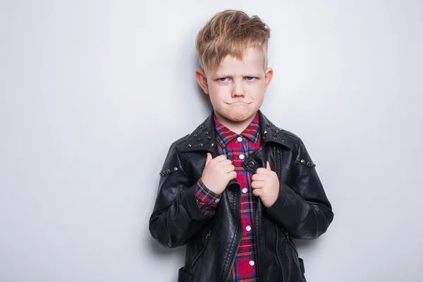 Bambino alla moda in giacca di pelle. Studio ritratto su sfondo bianco — Foto Stock