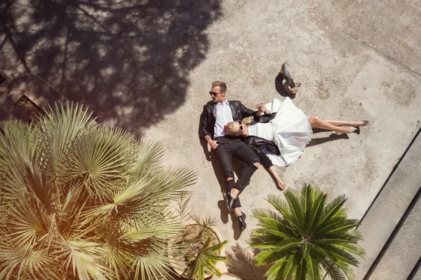 Portrait de mode en plein air de jeune beau couple. Saint-Valentin. L'amour. Mariage — Photo