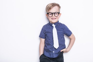 Kravat ve gözlük küçük sevimli çocuk. Okul. Okul öncesi. Moda. Beyaz arka plan üzerinde izole stüdyo portre