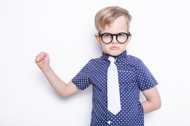 Kravat ve gözlük küçük sevimli çocuk. Okul. Okul öncesi. Moda. Beyaz arka plan üzerinde izole stüdyo portre