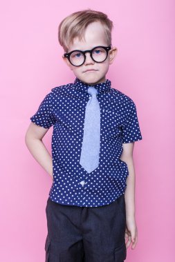 Kravat ve gözlük üzgün küçük sevimli çocuk. Okul. Okul öncesi. Moda. Stüdyo portre pembe bir arka plan üzerinde