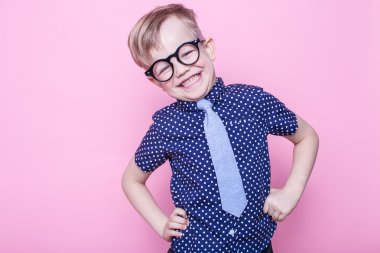 Kravat ve gözlük küçük sevimli çocuk. Okul. Okul öncesi. Moda. Stüdyo portre pembe bir arka plan üzerinde