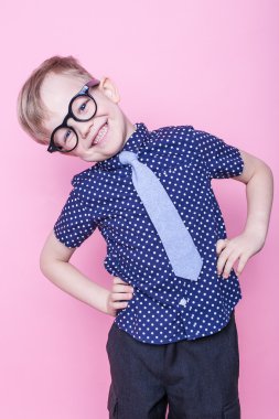 Kravat ve gözlük küçük sevimli çocuk. Okul. Okul öncesi. Moda. Stüdyo portre pembe bir arka plan üzerinde