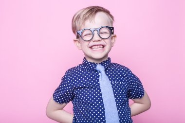 Kravat ve gözlük küçük sevimli çocuk. Okul. Okul öncesi. Moda. Stüdyo portre pembe bir arka plan üzerinde