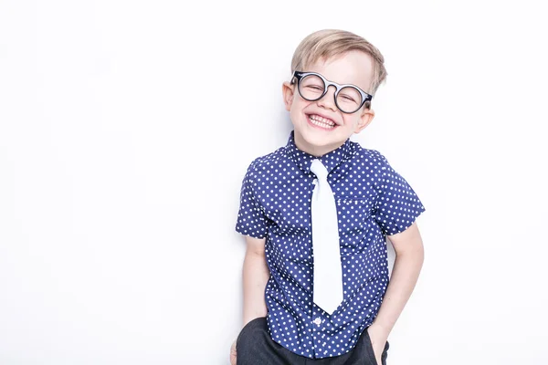 Un niño adorable con corbata y gafas. En la escuela. Preescolar. Moda. Retrato de estudio aislado sobre fondo blanco — Foto de Stock