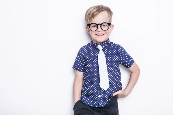 Kleines entzückendes Kind mit Krawatte und Brille. Schule. Vorschule. Mode. Studioporträt isoliert über weißem Hintergrund — Stockfoto