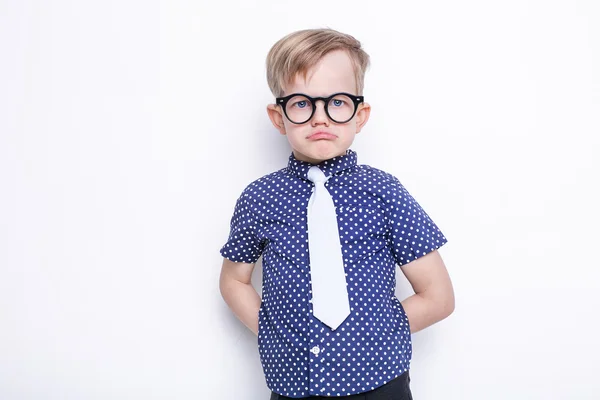 Маленький очаровательный ребенок в галстуке и очках. В школу. В садик. Мода. Студийный портрет на белом фоне — стоковое фото