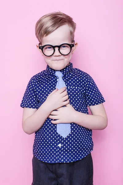 Snygg pojke i skjorta och glasögon med stort leende. Skolan. Förskola. Fashion. Studio porträtt över rosa bakgrund — Stockfoto