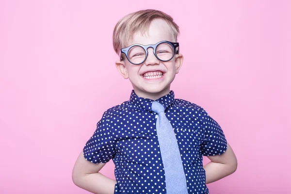 Lilla bedårande pojke i fluga och glasögon. Skolan. Förskola. Fashion. Studio porträtt över rosa bakgrund — Stockfoto