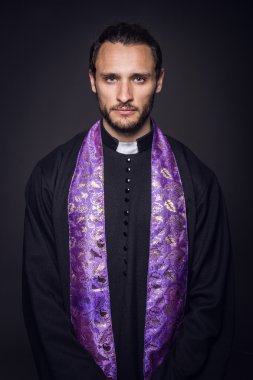 Genç papaz portresi