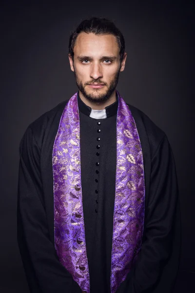 Porträt eines jungen Priesters — Stockfoto