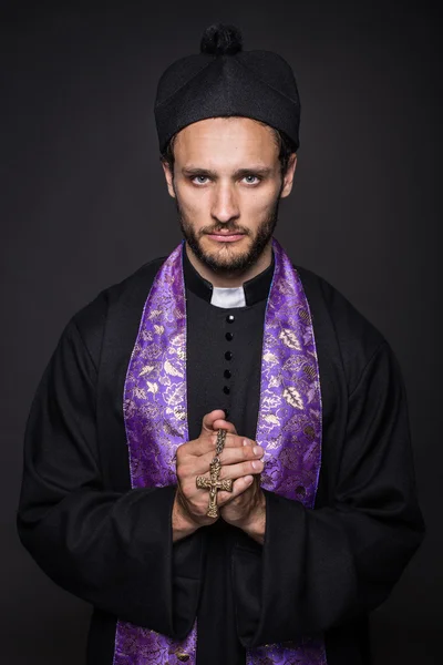 Demütiger Priester mit christlichem Kreuz — Stockfoto