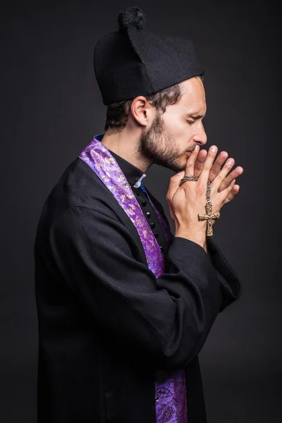 Joven sacerdote católico rezando — Foto de Stock