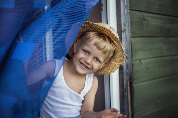 Jongen met stro hoed lachende — Stockfoto