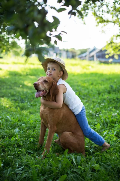 ハンサムな若い男の子彼の犬と一緒に公園で遊ぶ — ストック写真
