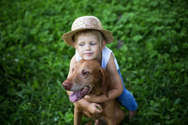 Niño amar a su perro —  Fotos de Stock