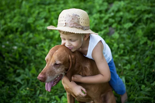 子供は彼の犬を愛する — ストック写真