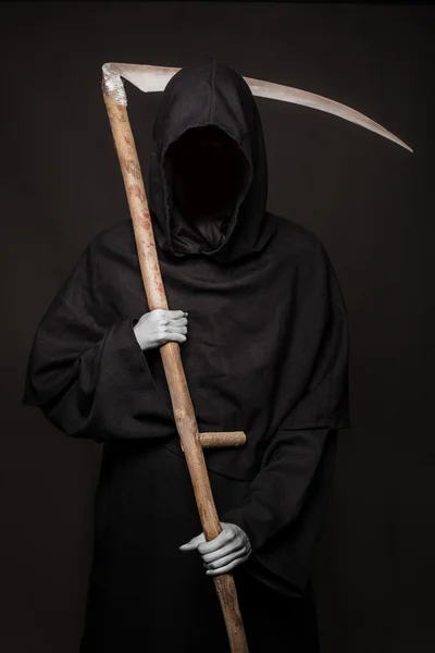 Dood met scythe staan in het donker. Halloween. — Stockfoto