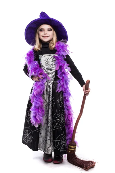 Belle petite fille mignonne en costume d'Halloween sorcière tenir le balai — Photo