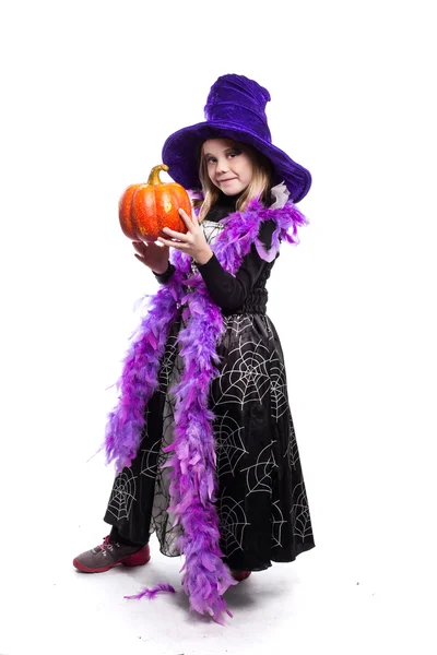 Porträtt av lilla flicka i häxa klädedräkt med pumpa. Halloween karaktär — Stockfoto