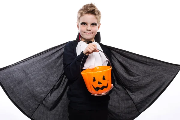 Niño con cesta de calabaza vestido como vampiro para la fiesta de Halloween —  Fotos de Stock