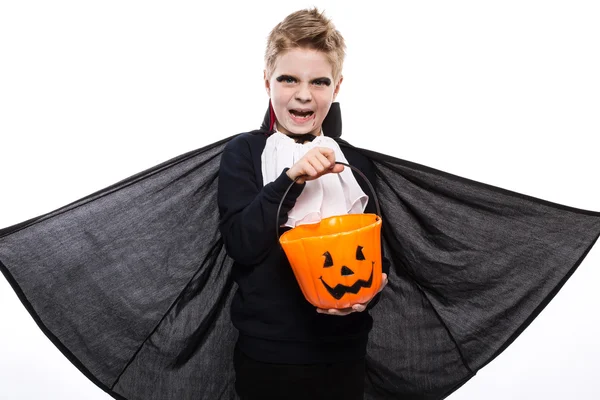 Chlapec s dýně koš oblečený jako upír Halloween party — Stock fotografie