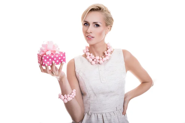 Zoete blonde vrouw met kleine geschenkverpakking met lint — Stockfoto