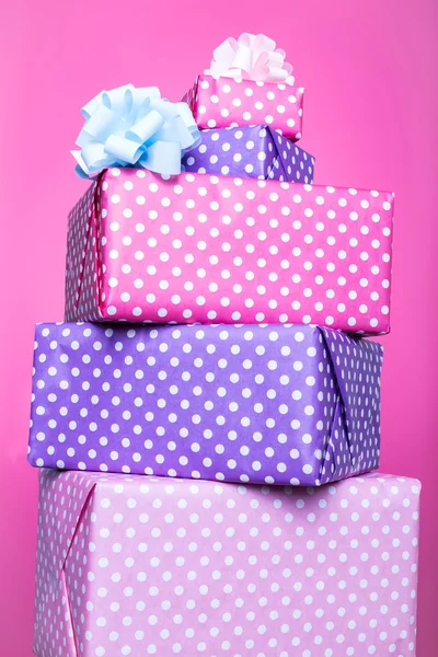 Színes ajándékos dobozok, szalag felső rózsaszín háttér. Rózsaszín, lila, pasztell, fényes — Stock Fotó