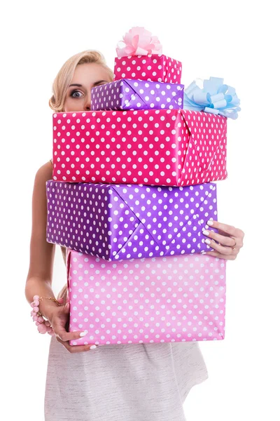 Hermosa mujer rubia mirando a través de coloridas cajas de regalo — Foto de Stock