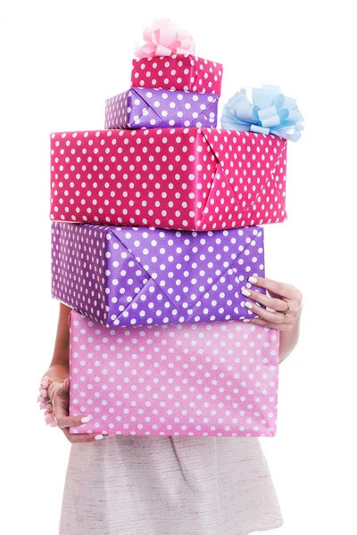 Mooie vrouw handen met een kleurrijke geschenk dozen met lint — Stockfoto