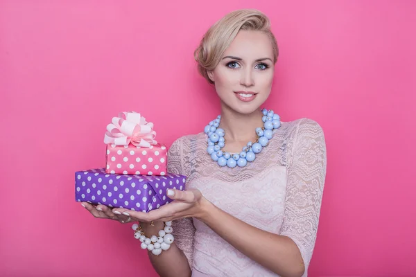 Foto de moda de mujer hermosa joven con cajas de regalo de color rosa y púrpura —  Fotos de Stock