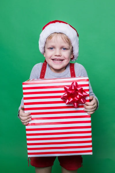 少し微笑む少年のプレゼント ボックスを保持します。クリスマス コンセプト — ストック写真