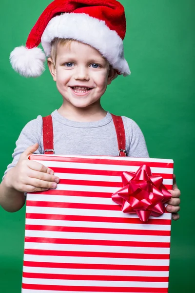 Yeni bir Noel hediyesi tutan küçük mutlu bir çocuk portresi — Stok fotoğraf