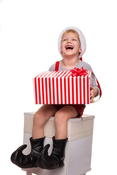 Lindo niño sosteniendo gran regalo y reír. Concepto de Navidad — Foto de Stock