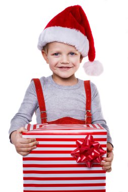Yeni bir Noel hediyesi tutan küçük mutlu bir çocuk portresi