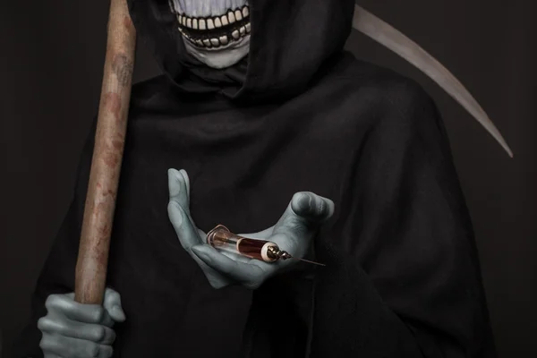 Le concept : la drogue tue. Grim Reaper tenant la seringue avec des médicaments — Photo