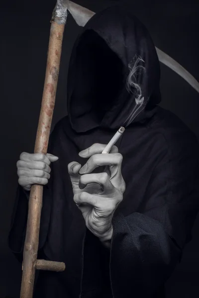 Η έννοια: το κάπνισμα σκοτώνει. Grim reaper εκμετάλλευση τσιγάρων — Φωτογραφία Αρχείου