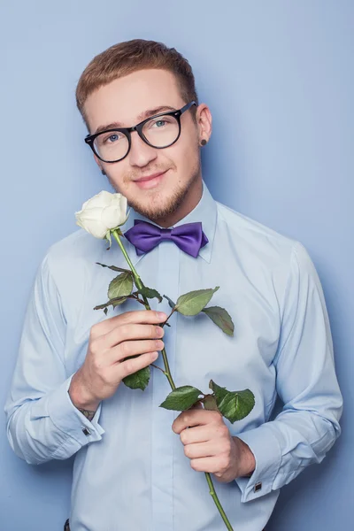 花とかわいい若い男性。日付、誕生日、バレンタイン — ストック写真