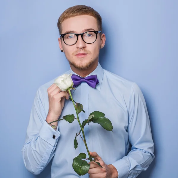 Lindo joven con rosa. Fecha, cumpleaños, San Valentín — Foto de Stock