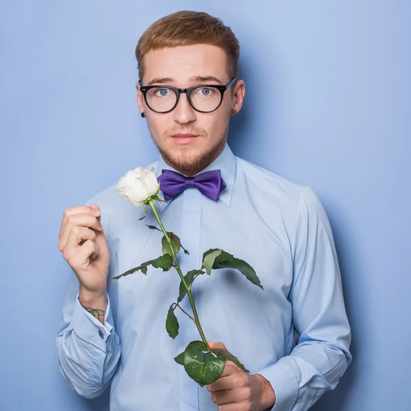 Mann mit weißer Rose. Datum, Geburtstag, Valentinstag — Stockfoto