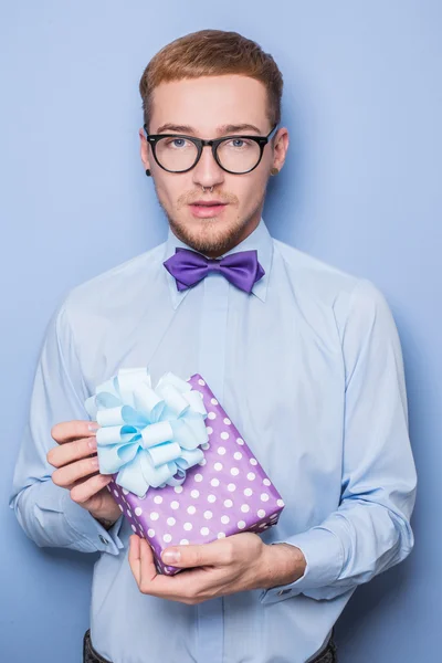 Jovem elegante com presente colorido. Presente, aniversário, Valentine — Fotografia de Stock