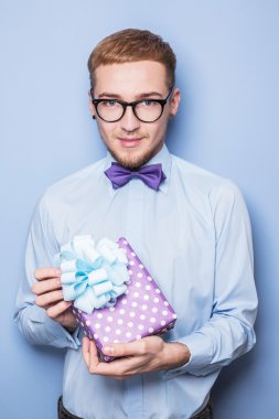 Yakışıklı genç bir hediye kutusu ile. Hediyesi, doğum günü, Sevgililer günü