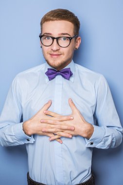 Mavi gömlek ve kravat ile mütevazi genç adam